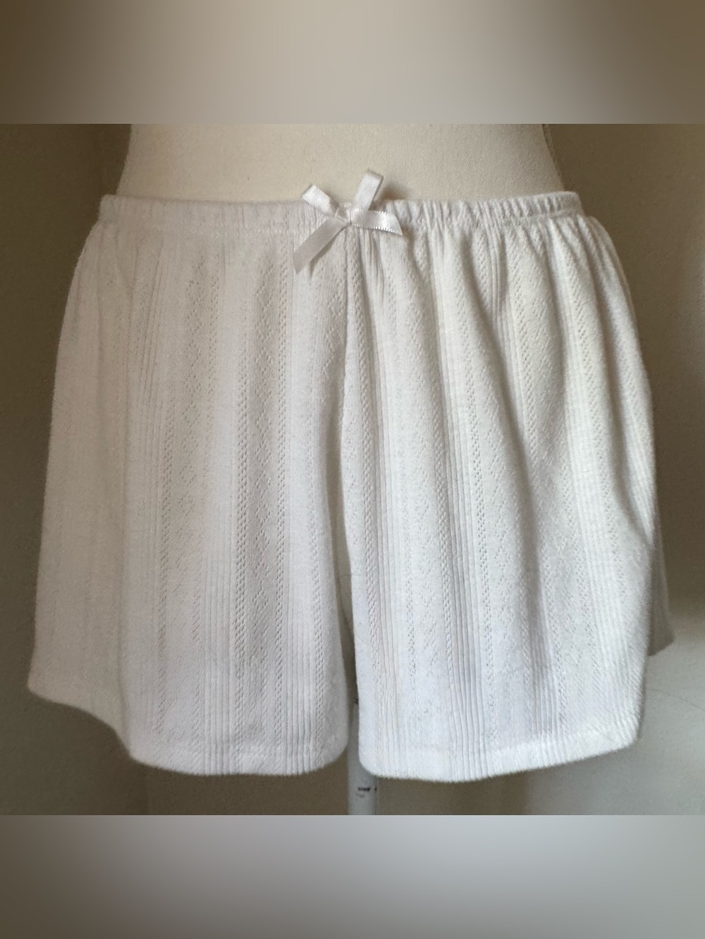Beverly & Beck White Knit Lounge Shorts with Bow | Size Medium